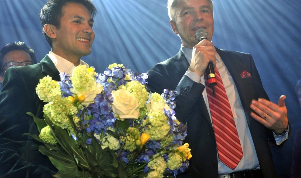 Pekka Haavisto ja tema elukaaslane Nexar Antonio Flores toetajate ees pärast esimest valimisvooru kahe nädala eest