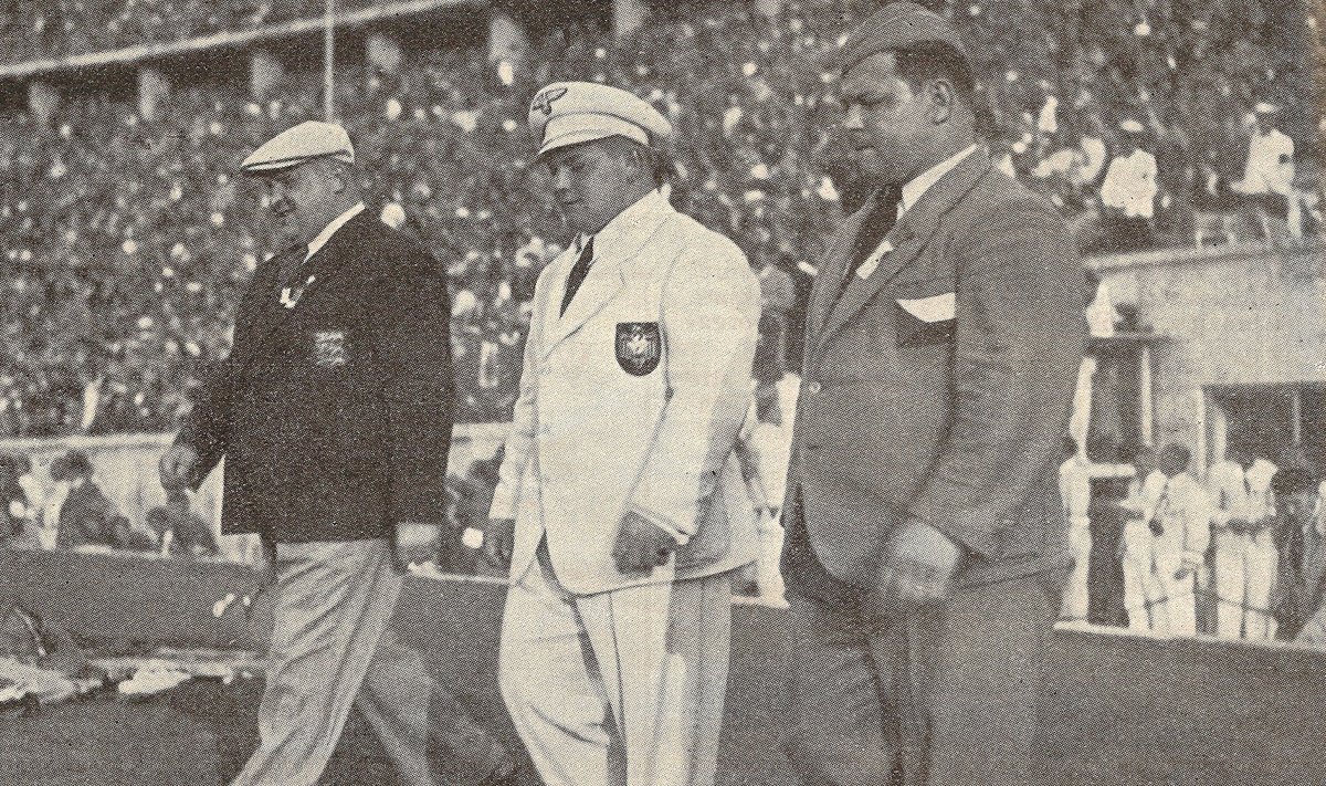 1936. aasta Berliini olümpiamängude raskekaalu medalimehed sammuvad 100 000 pealtvaataja ees olümpiastaadionile autasustamisele. Vasakult Arnold Luhaäär, Josef Manger (Saksamaa) ja Václav Pšenička (Tšehhoslovakkia).