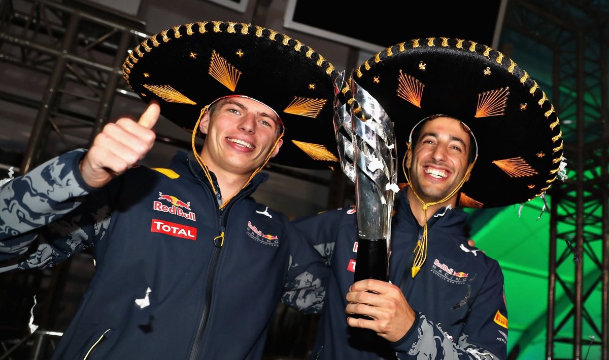 Max Verstappen ja Daniel Ricciardo kolm tundi pärast finišit austraallase kolmanda koha trofeega.