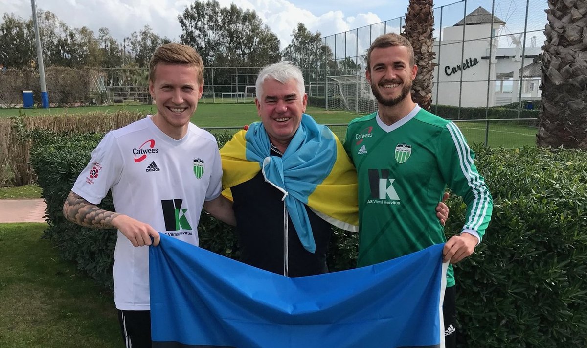 Levadia uued mängijad Juri Tkatšuk (vasakul) ja Roman Debelko koos klubi presidendi Viktor Levadaga.