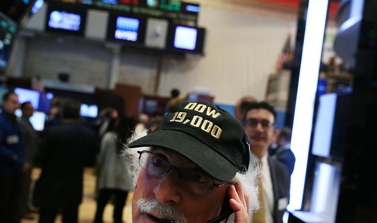 USA börsimaakler 22. novembril New Yorgi börsil ajakohase mütsiga, kui Dow aktsiaidneks käis esmkordselt 19 000 punktil.