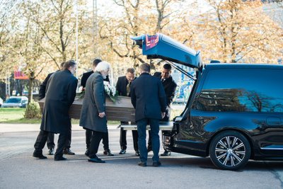 JÜRI ARRAK maetakse Tallinna Metsakalmistule teiste lahkunud kunstnike kõrvale.