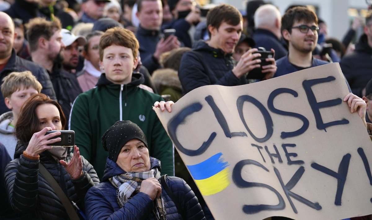 Varssavis kogunesid USA presidendi Joe Bideni ootel tuhanded Ukraina sümboolikaga inimesed. Sõnum oli sisuliselt üks: "Lääneriigid, sulgege Ukraina õhuruum!"