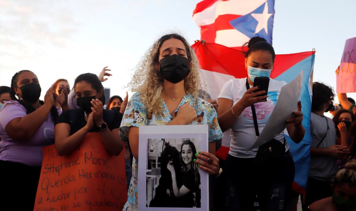 Jõhkralt tapetud Keishla Rodrigueze õde Bereliz Nichole (keskel) osalemas protestiaktsioonis, mis leidis aset pärast surnukeha leidmist.