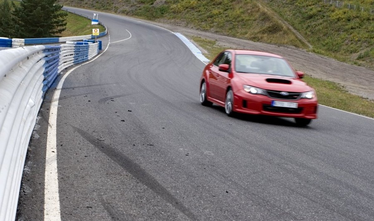 Subaru STI Racing on oma tänavarehvidest peajagu üle