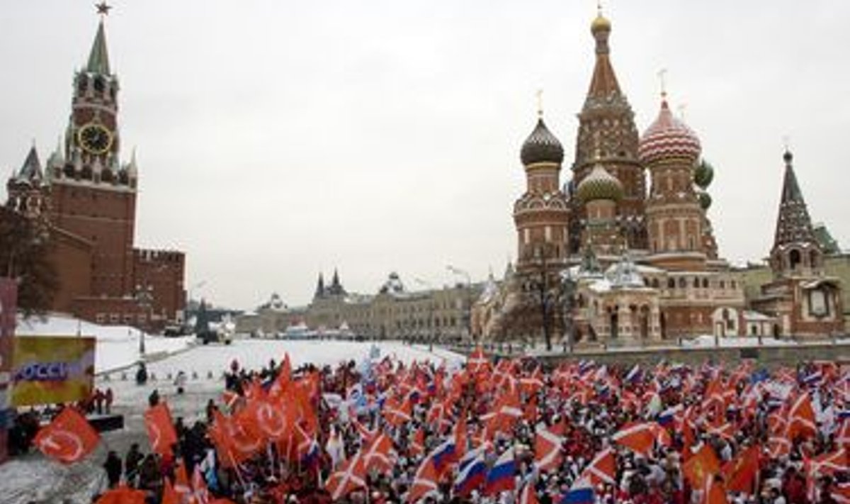 Putini lõukoerad našistid Punasel väljakul president Putinit toetamas