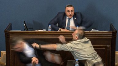VIDEO | Gruusia „välisagentide“ eelnõu tõttu läksid parlamendis käiku rusikad ja rahvas avaldas meelt