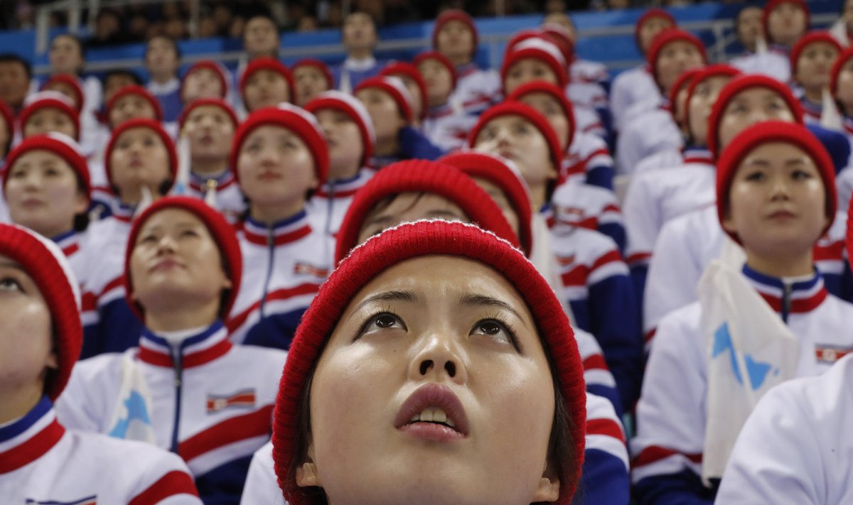 Põhja-Korea tantsutüdrukud Lõuna-Korea - Tšehhi mängul.