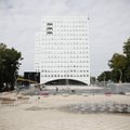 FOTOD | Superministeeriumi parklas eemaldatakse kehvad plaadid, et asendada need betooniga