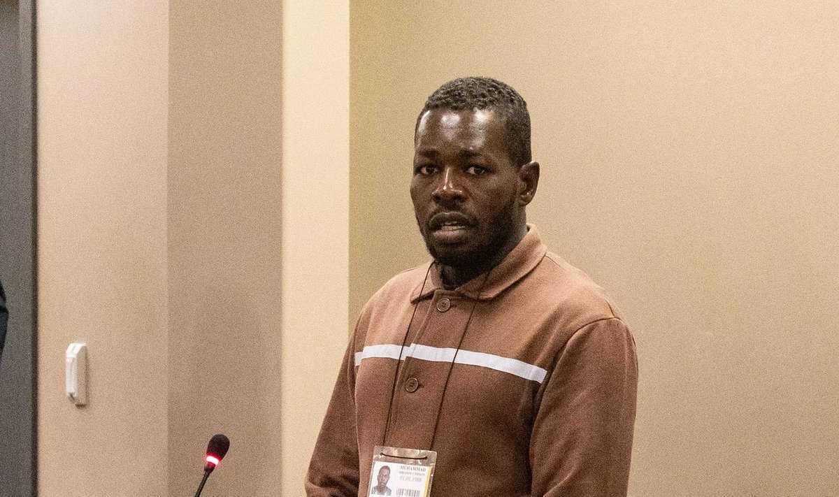 Mohammad Ibrahim Uthman on seisukohal, et nii kaasvangid kui ka ametnikud kohtlevad teda rassistlikult, mis on kõigi probleemide põhjus.