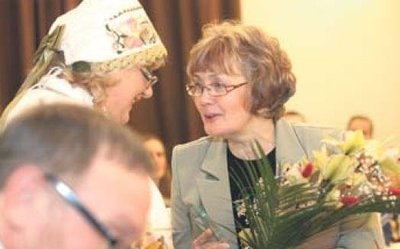 Kaiu vallavanem Ülle Kiviste annab aasta kultuuri- ja spordiedendaja auhinna üle tantsuõpetaja Anne Pokrovskile