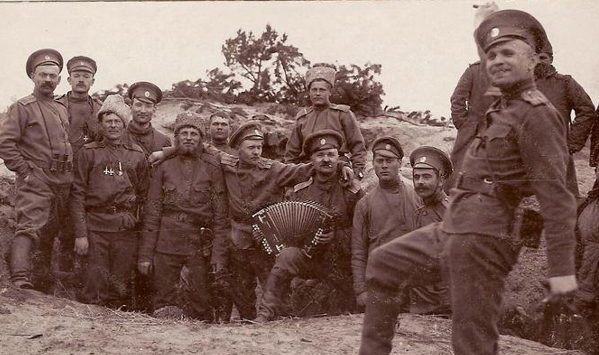 Офицеры и солдаты 95-го полка празднуют первую фронтовую Пасху