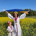 Ettevõtlik ukrainlanna õpetab Saaremaal eakatele joogat ja peab mobiilset raamatukogu 