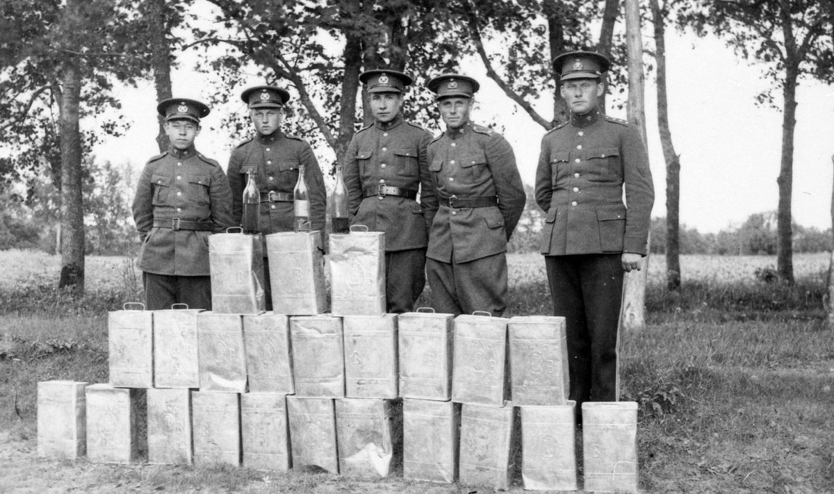 SAADI KÄTTE: Piirivalvurid konfiskeeritud salapiirituse kanistritega. Foto aastast 1933.
