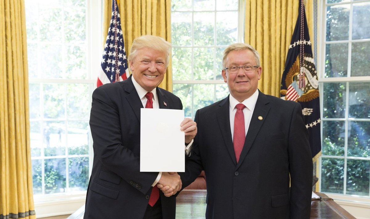 Lauri Lepik (paremal) andis oma volikirja president Donald Trumpile üle eelmise aasta 8. septembril.