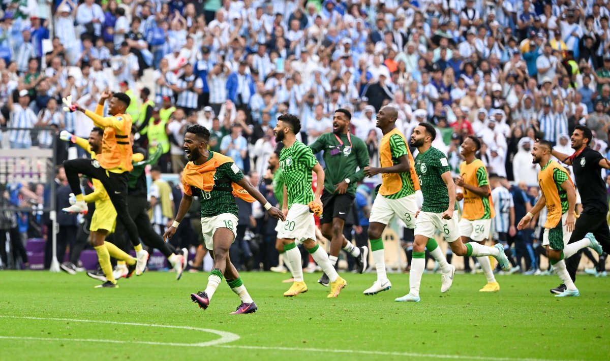 Saudi Araabia koondis vägevat võitu tähistamas.
