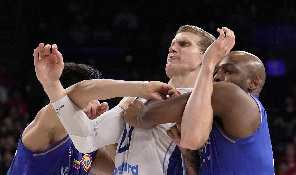 Lauri Markkanen (keskel) kerkis Venezuela vastu üleplatsimeheks.
