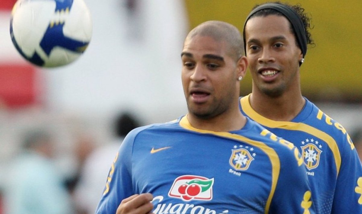 Adriano (esiplaanil) Ronaldinhoga.