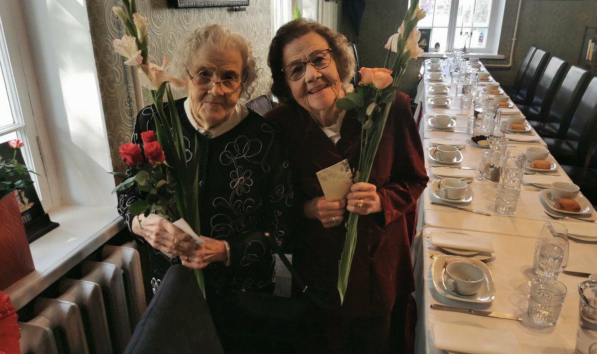 Silvi (vasakul) ja Maimu oma 90. sünnipäeval.
