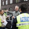 DELFI VIDEO JA FOTOD | Mupo pidas kinni Tallinna linnavalitsuse ette tulnud Prügi-Uberi mehed