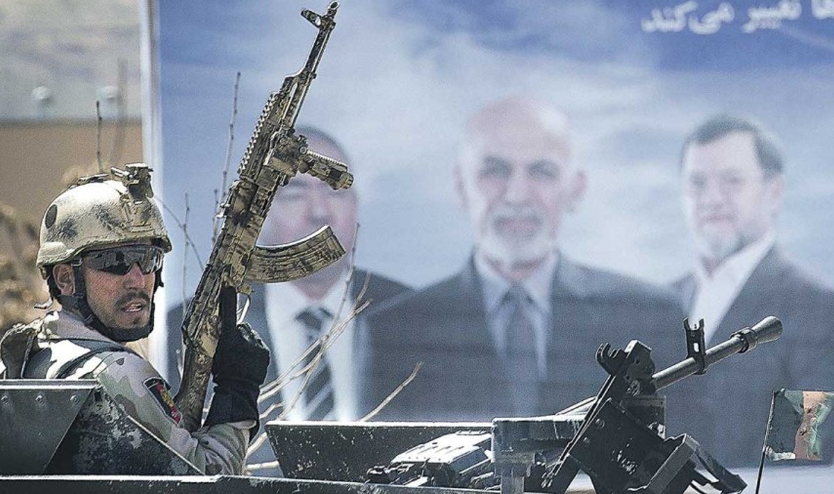 Afganistani eriüksuslane valvab presidendikandidaat Ashraf Ghani plakati juures. 