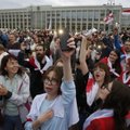 Valgevene kaks opositsioonijuhti saadeti kiirkorras trellide taha; uut protestilainet on hakanud vedama õpetajad
