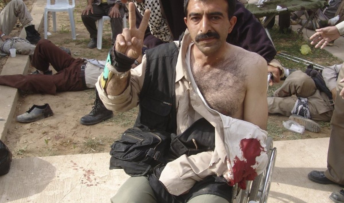 Mees Ashrafi laagris näitab võidumärki