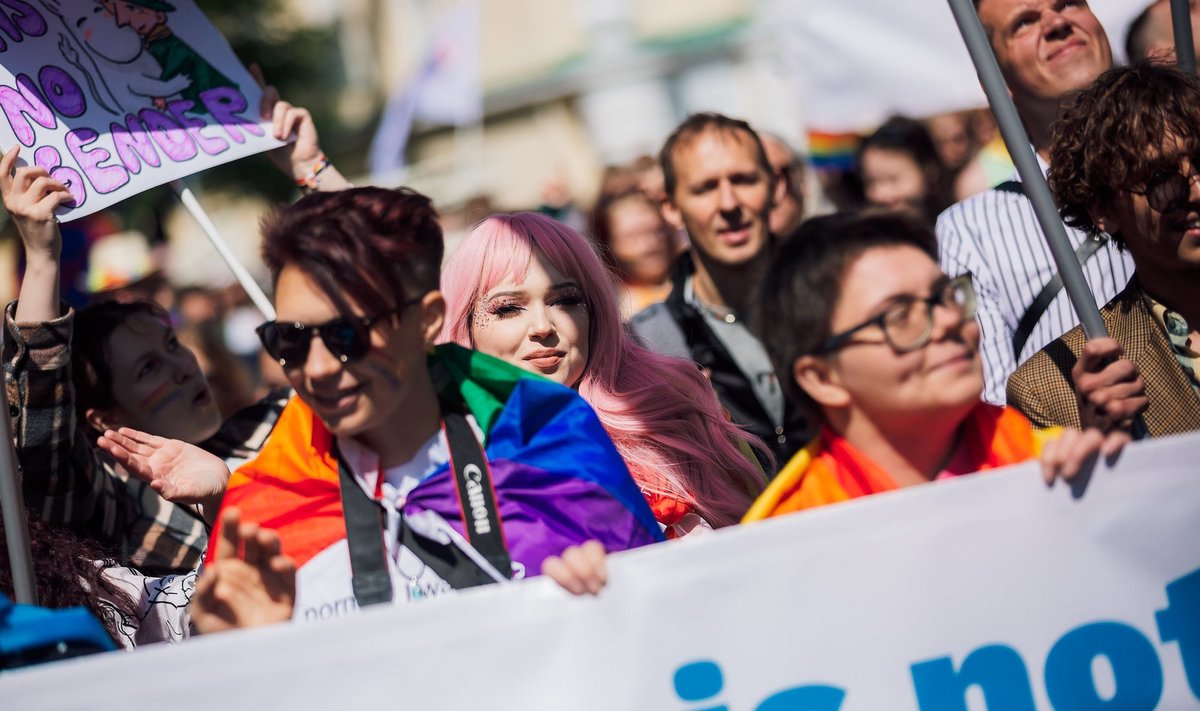 Tartu 2024 Pride rongkäik liigub Hurda pargist raekoja platsile.