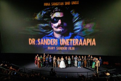 FILMITIIM Ekraani ette on kogunenud kõik filmis osalenud näitlejad ja meeskonna liikmed.