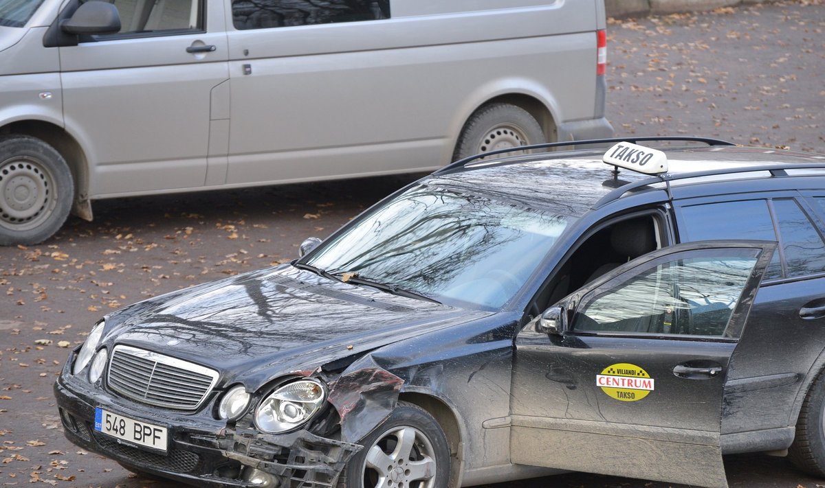 Viljandis tabati taksojuhti röövinud ja peksnud isikud