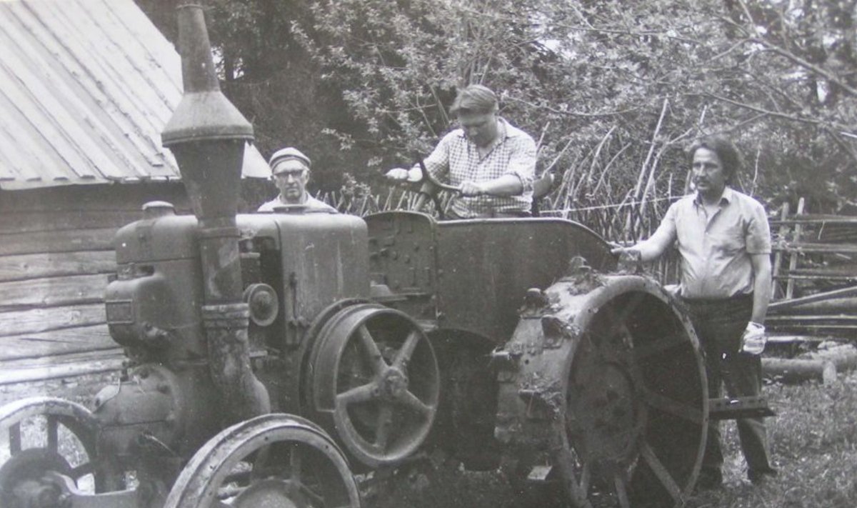 Aleksei Parnabas, Heino Endmaa (roolis) ja Enn Jäävälja 20. mail 1985 kuumpeamootoriga traktori juures, kui see muuseumi õuele jõudis. Foto Jüri Kusmin