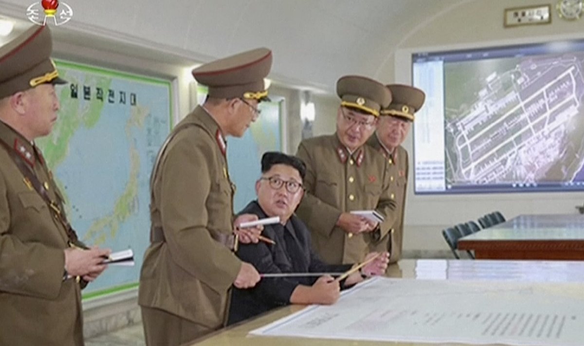 Põhja-Korealt ja Kim Jong-unilt (istub keskel) tuli ähvardus, et tuumarakett saadetakse Guami poole, mis on USA läänepoolseim territoriaalvaldus.