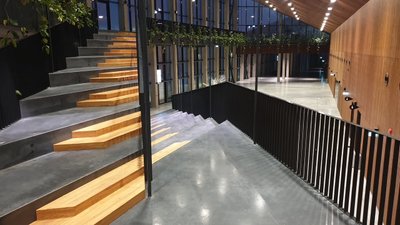 Черная бетонная лестница круизного терминала.