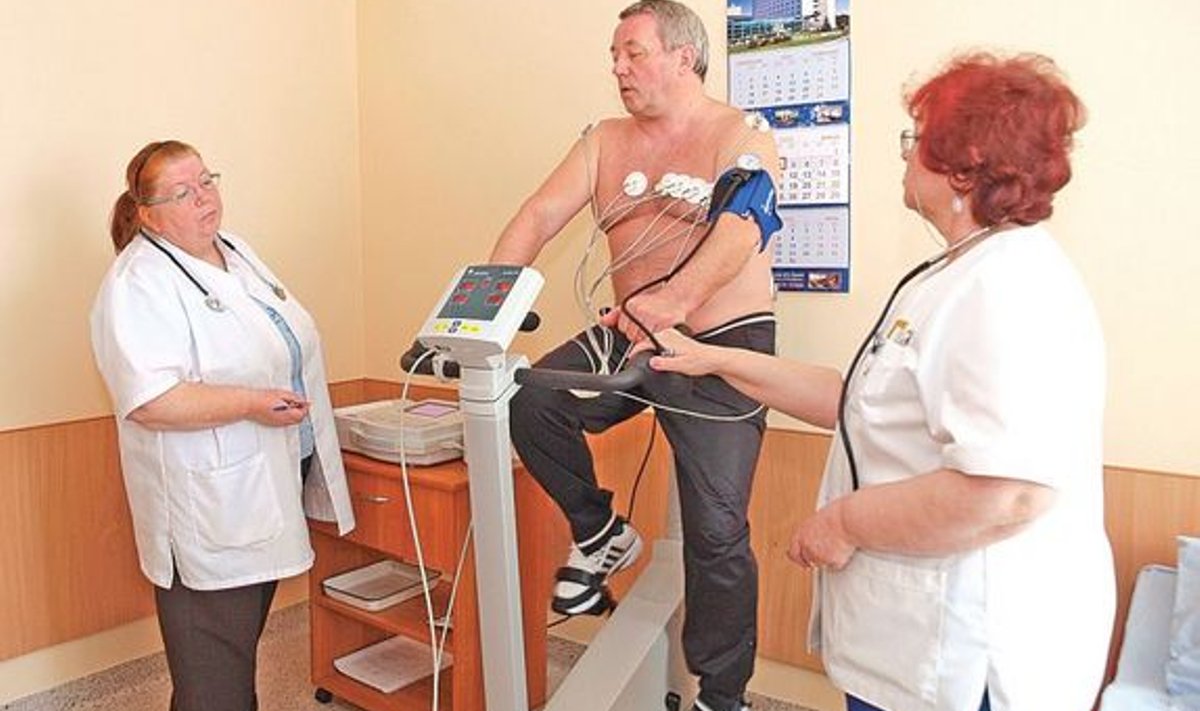 Dr Natalja Mõlnikova (vasakul) hindab koormustesti põhjal kliendi südame seisundit.