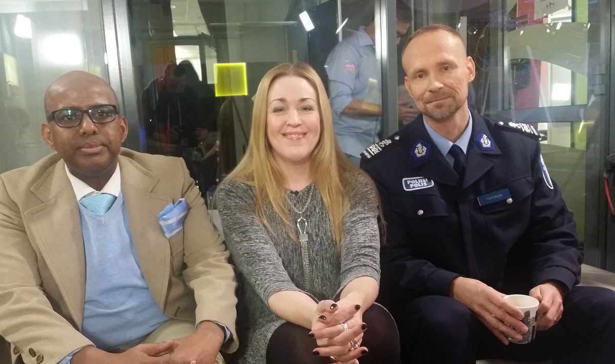 Somaallasest muslim Nur Mohamed (vasakul) ja Helsingi politsei komissar Jari Taponen (paremal) arutasid ISIS-e värbamisaktiivsust Yle kanalis koos saatejuht Annika Damströmiga.