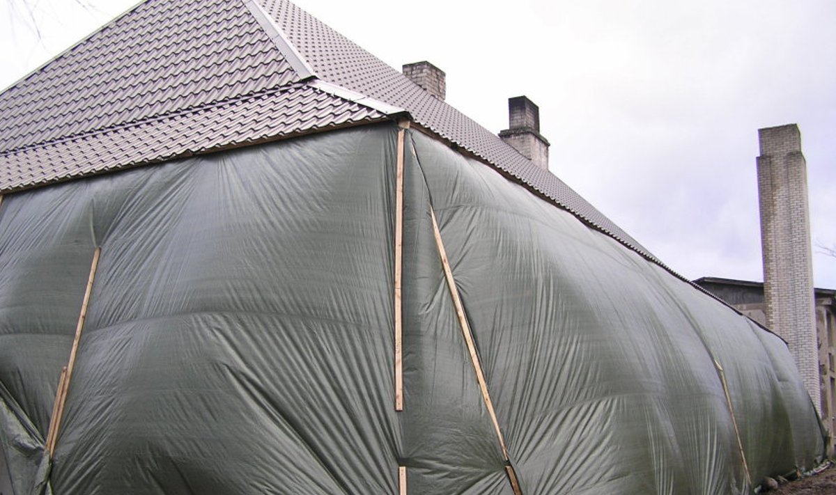 Esimese tegevusaasta jooksul pani MTÜ Märjamaa Saun majale uue katuse, soojustas välisseinad ja tegi korda katlamaja. Kilede taga algas aastavahetuse eel sauna välisseinte krohvimine. Fotod: Reet Saar