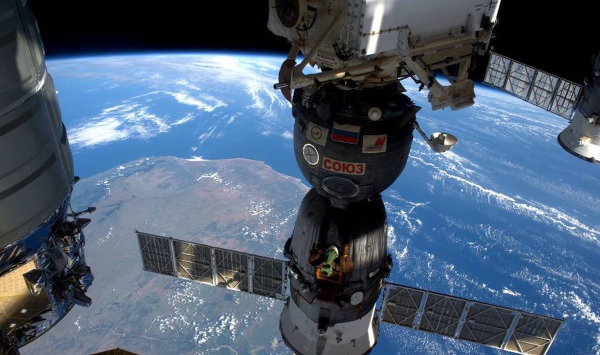 Sojuz-moodul kosmosejaama küljes. 