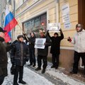 Kolm putinimeelset vanatädi ründasid Vene saatkonna ees meeleavaldajaid