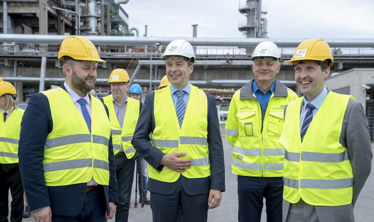 Eesti Energia juht Hando Sutter (keskel) koos keskkonnaminister Rene Koka (vasakul) ja rahandusminister Martin Helmega (paremal) Auveres.