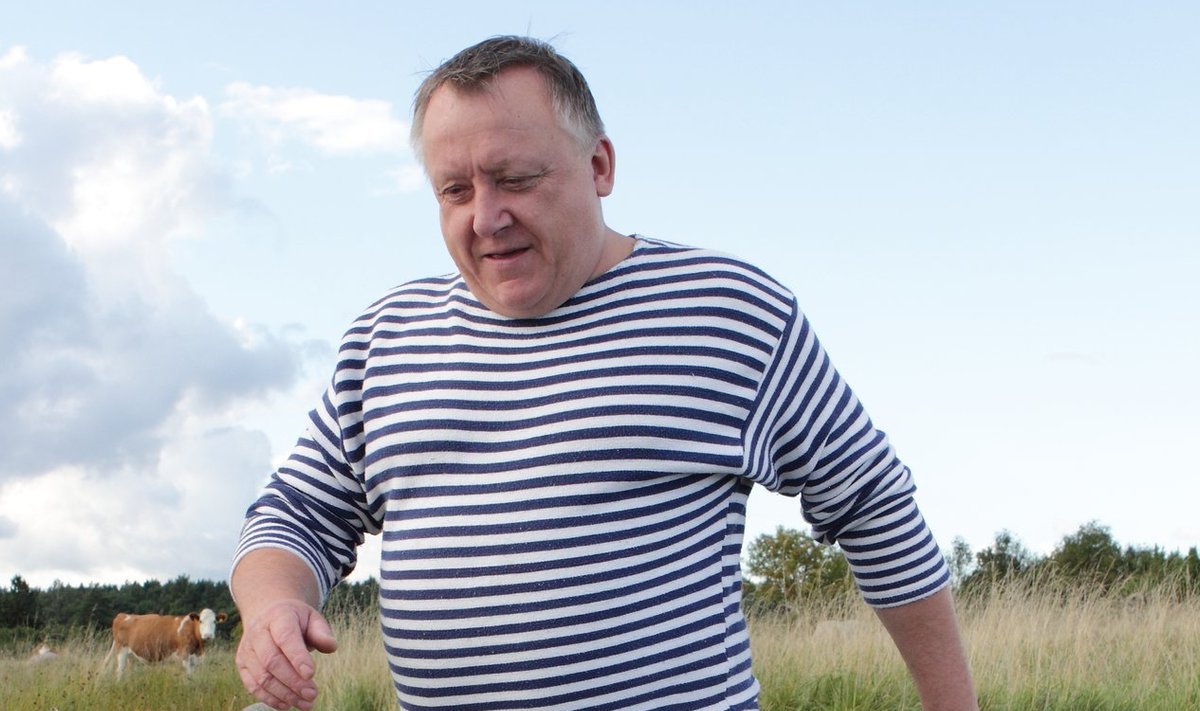 Vjatšeslav Leedo rõõmustab, et veised on rannakarjamaad nii puhtaks söönud, et taas pääseb jalgupidi merre.