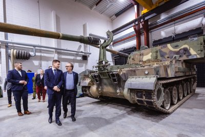 Eesti esimese eraomandis oleva sõjarelvade tootmishoone avasid ettevõtte omanik Tiit Pruuli ja kaitseminister Hanno Pevkur.