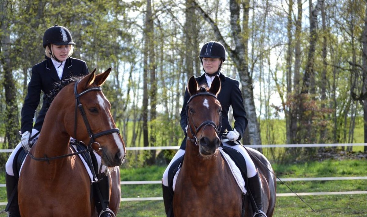 Anett Jaadla (vasakult) hobusel Fetta-Fuksiine ja Kerttu Kutsar Carolinal Piira talli koolisõiduvõistlusel 11.mail. Foto: Marleen Korbelainen
