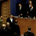 VIDEO | Vaata, kuidas reageeris Kaja Kallas, kui Zelenskõi kingituseks saadud pusaga riigikokku sisenes