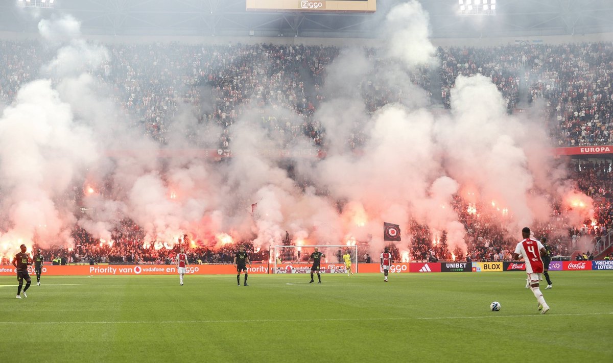 Amsterdami Ajax ja Feyenoordi vaheline kohtumine jäeti turvakaalutlustel pooleli.