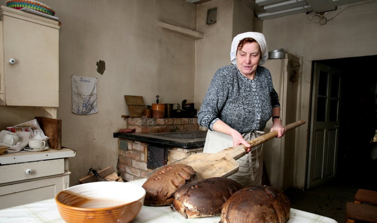 Lätis küpsetatakse sageli leiba hiigelsuurte pätsidena.