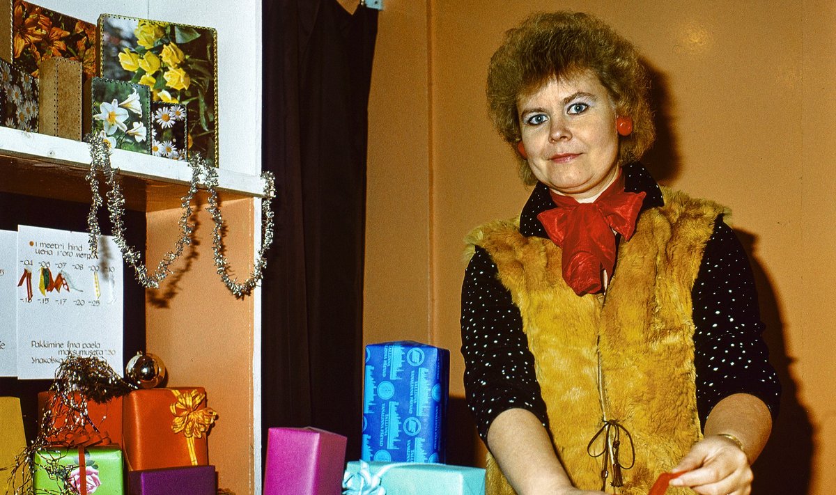 Aasta 1988, Viru tänava pakkimis­äris pakib kingitusi Gina Piir.