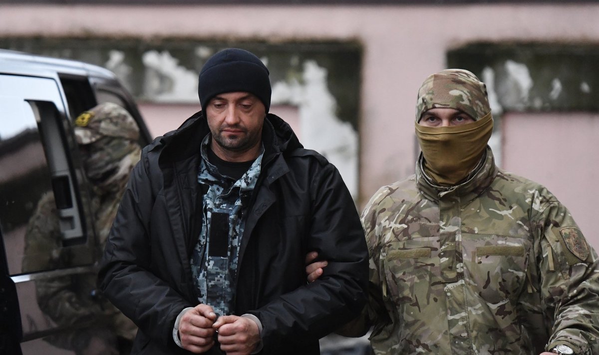 Üks pühapäeval kinni võetud Ukraina mereväelane ilmus eile välja Krimmis Simferopolis, kus kohus käskis ta kaheks kuuks vahi alla võtta.