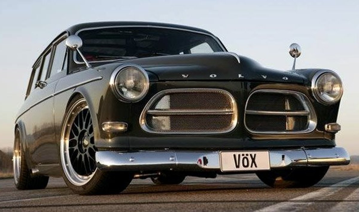 ВИДЕО: Старенький универсал Volvo Amazon разделался с Ferrari - Delfi RUS