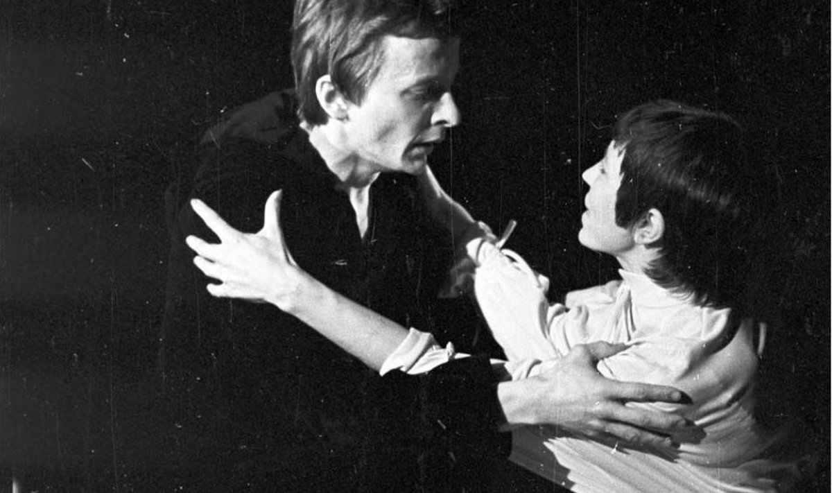 1978, Draamateater: Lavastaja Mikk Mikiver; osades Juhan Viiding (Hamlet), Kersti Kreisman (Ophelia). (Foto: Maire Jõelaid / Eesti Teatri- ja Muusikamuusem)