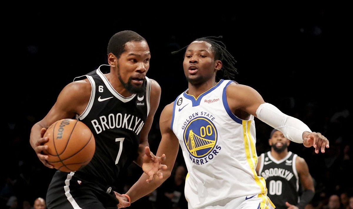 Kevin Durant (palliga) kohtumises Golden State Warriorsi vastu.